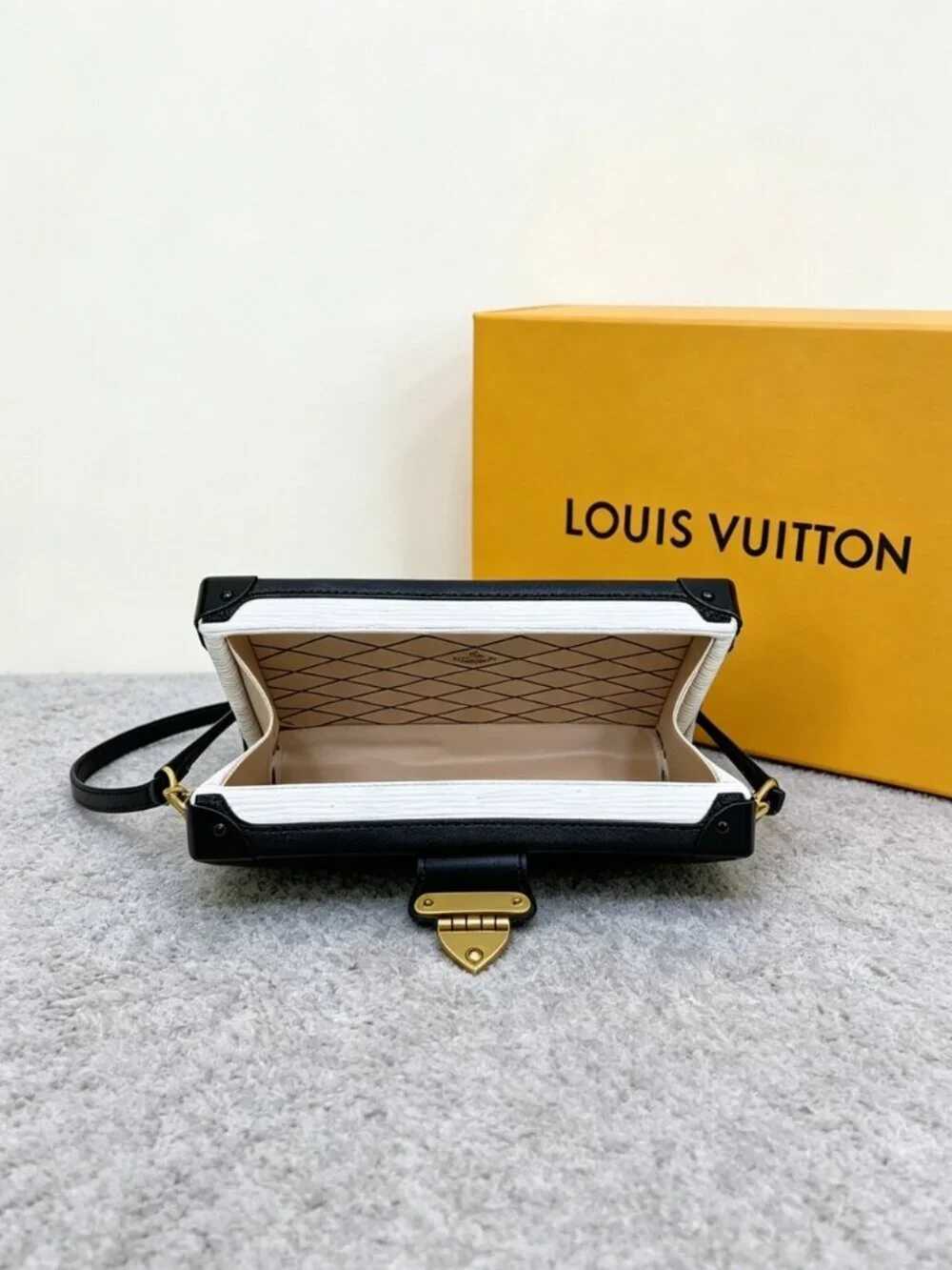 LOUIS VUITTON. 20 12